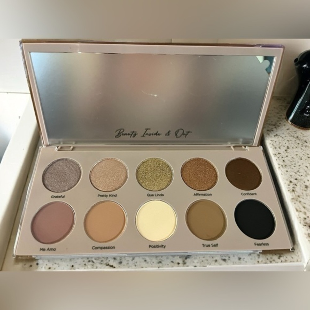 🆕 Essential Palette by Dominque Cosmetics